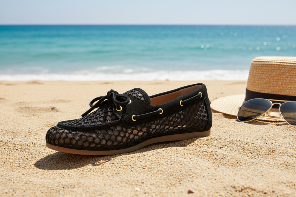 Scarpe nere con sfondo estivo