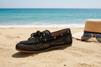 Scarpe nere con sfondo estivo